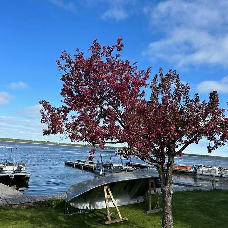 Myriad Fins Cottage And Marina Kawartha Lakes Exterior photo